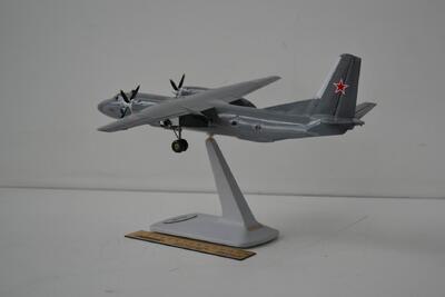 Военно-транспортный самолет Ан-26 масштабная модель