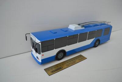 Модель троллейбуса ЗиУ-682В масштабная модель