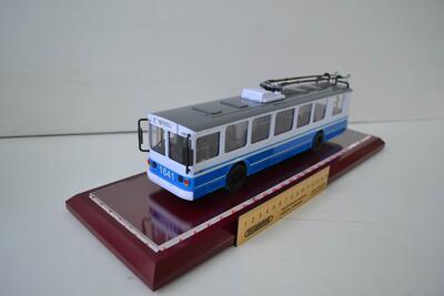 Модель троллейбуса ЗИУ-682 масштабная модель