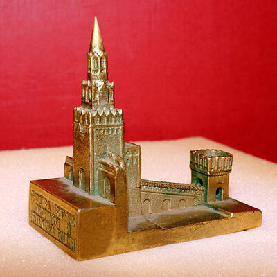 Сувенирная копия Троицкой и Кутафьей башен Московского Кремля масштабная модель