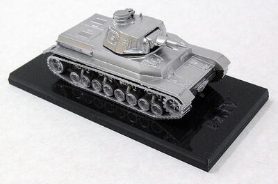 Модель танка Pz. IV в серебристой окраске масштабная модель