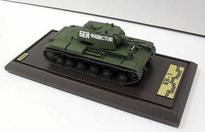 Модель танка КВ-1 с надписью «Бей фашистов!» масштабная модель