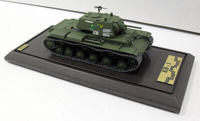 Модель танка КВ-1 с надписью «Беспощадный» масштабная модель