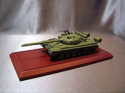 Сувенирная модель танка Т-80B масштабная модель