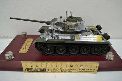 Танк Т-34/85 с показом внутреннего оборудования масштабная модель