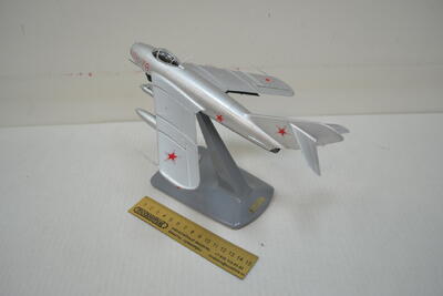 Модель самолета Миг-17
