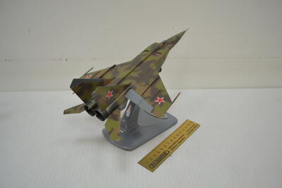 Разведчик-бомбардировщик Миг-25РБФ масштабная модель