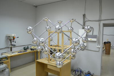 Инсталляция настенная - кристаллическая решетка масштабная модель