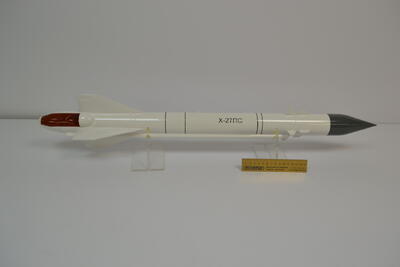 Противорадиолокационная авиационная управляемая ракета Х-27ПС масштабная модель