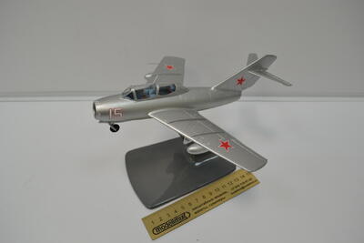 Модель самолета Миг-15УТИ масштабная модель