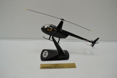 Вертолет R-44 масштабная модель