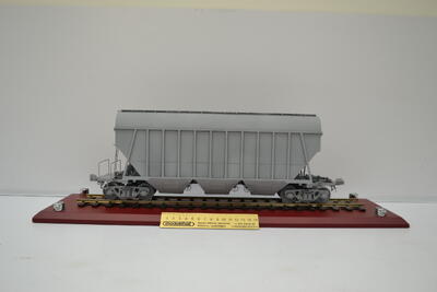Модель вагона-хоппера мод. 19-1274-01 (грунт под окраску) масштабная модель