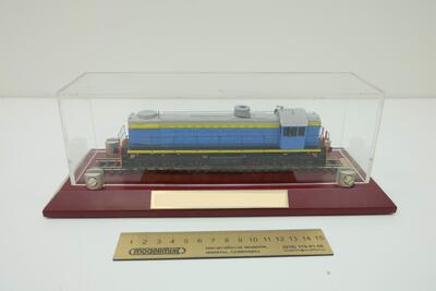 Модель маневрового локомотива ТЭМ(2) масштабная модель