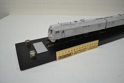 Подарочный состав: локомотив 2(ТЭ)25(КМ), полувагоны масштабная модель