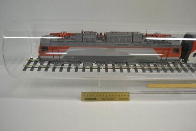 Модель локомотива ЭП(20) с двухэтажным вагоном масштабная модель