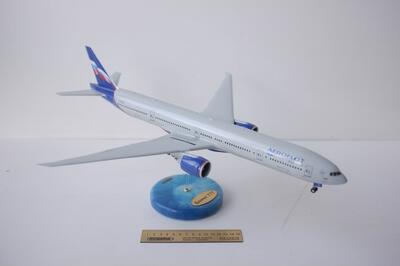 Модель самолета Боинг 777-300 масштабная модель