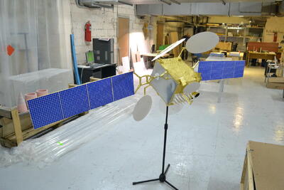 Макет спутника связи масштабная модель