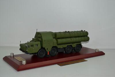 Модель зенитно-ракетного комплекса С-300 масштабная модель