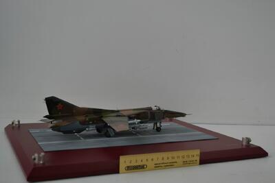 Модель истребителя-бомбардировщика МиГ-27 масштабная модель