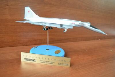 Модель самолета Су-100 (Т-4) масштабная модель