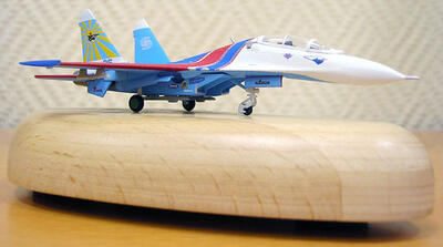 Модель самолета Су-27 в окраске пилотажной группы «Русские витязи» масштабная модель