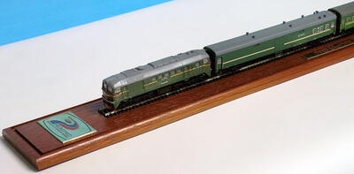 Модель пассажирского поезда с тепловозом М62 масштабная модель