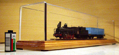 Модель товарного поезда с паровозом Ов масштабная модель