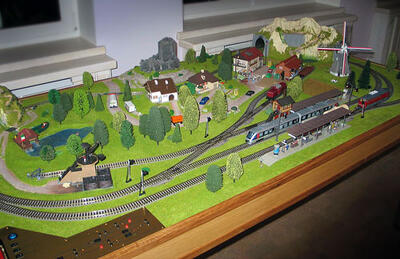 Макет железной дороги с тремя составами и цифровым управлением масштабная модель