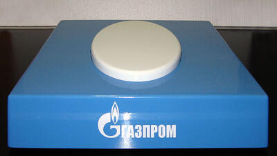Сувенирная кнопка с символикой компании «Газпром» масштабная модель