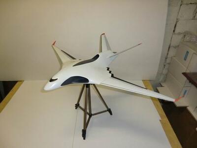 Модель перспективного самолета будущего масштабная модель
