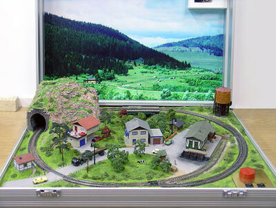 Подарочный набор железной дороги в кейсе с мини-макетом масштабная модель