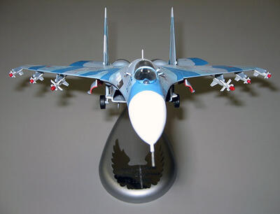 Подарочная модель самолета Су-27 масштабная модель