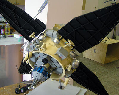 Макеты спутников «Прогноз» и «Фрегат» масштабная модель