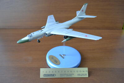 Советский многоцелевой самолёт Ту-16К масштабная модель