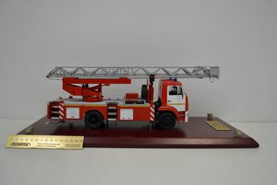 Модель пожарной автолестницы АЛ-30 масштабная модель
