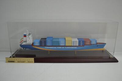 Модель контейнеровоза масштабная модель