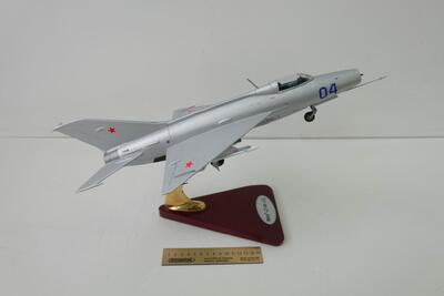 Советский истребитель МиГ-21 масштабная модель