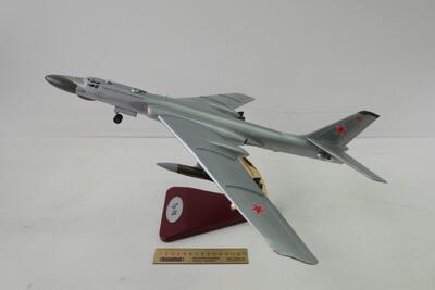 Модель самолета Ту-16 масштабная модель