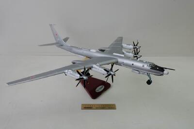 Дальний противолодочный самолет Ту-142МР масштабная модель