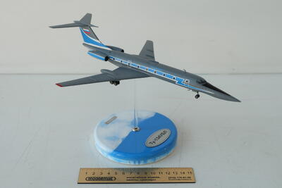 Учебный самолет Ту-134УБЛ масштабная модель