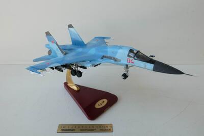 Модель истребителя-бомбардировщика Су-34