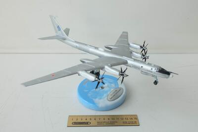 Модель противолодочного самолета Ту-142М масштабная модель