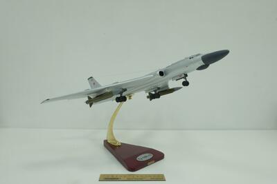Модель самолета Ту-16 масштабная модель