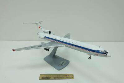 Модель самолета Ту-154 масштабная модель