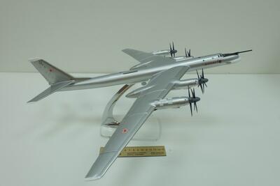 Советский стратегический бомбардировщик Ту-95 масштабная модель