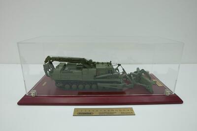 Модель армейского бульдозера БАТ-2 масштабная модель