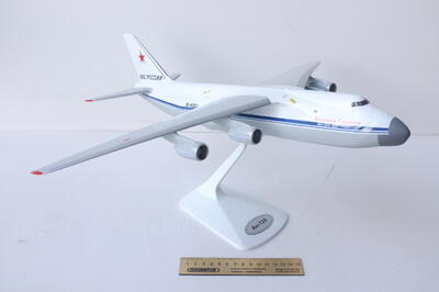 Тяжелый транспортный самолет Ан-124 