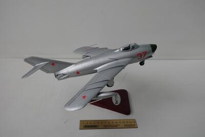 Истребитель МиГ-17ПФ масштабная модель