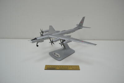 Дальний противолдочный самолет Ту-142МР масштабная модель
